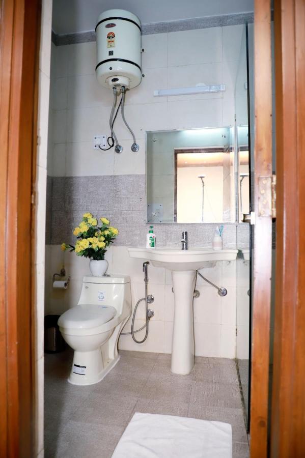 Divine India Service 2bhk 1a Saket * New Delhi