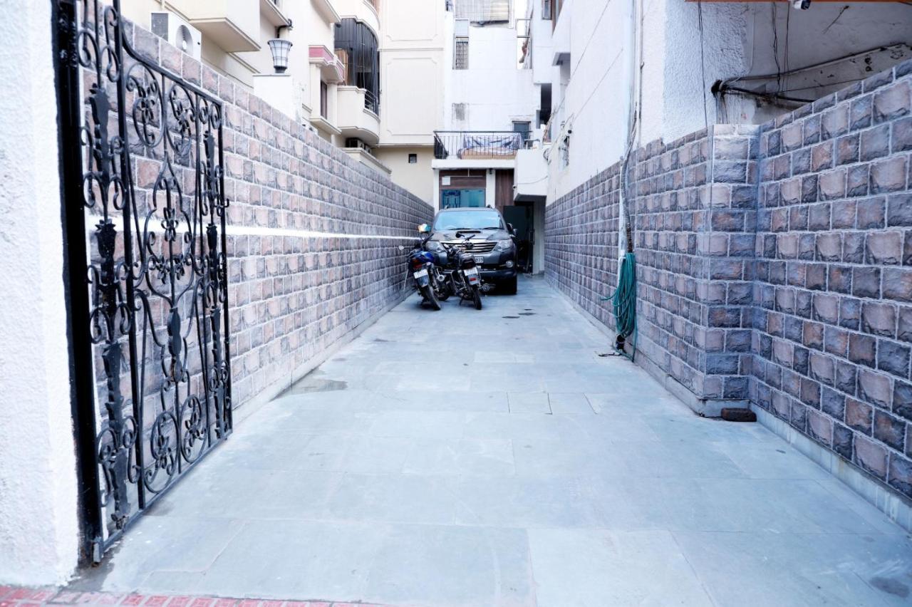 Divine India Service 2bhk 1a Saket Apartment *