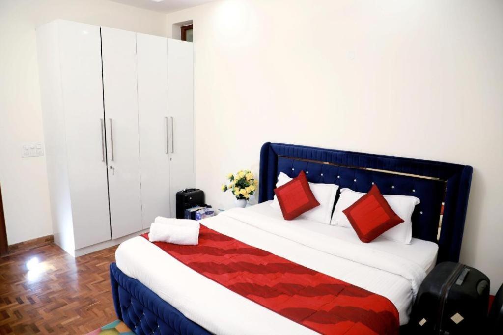 Apartment Divine India Service 2bhk 1a Saket