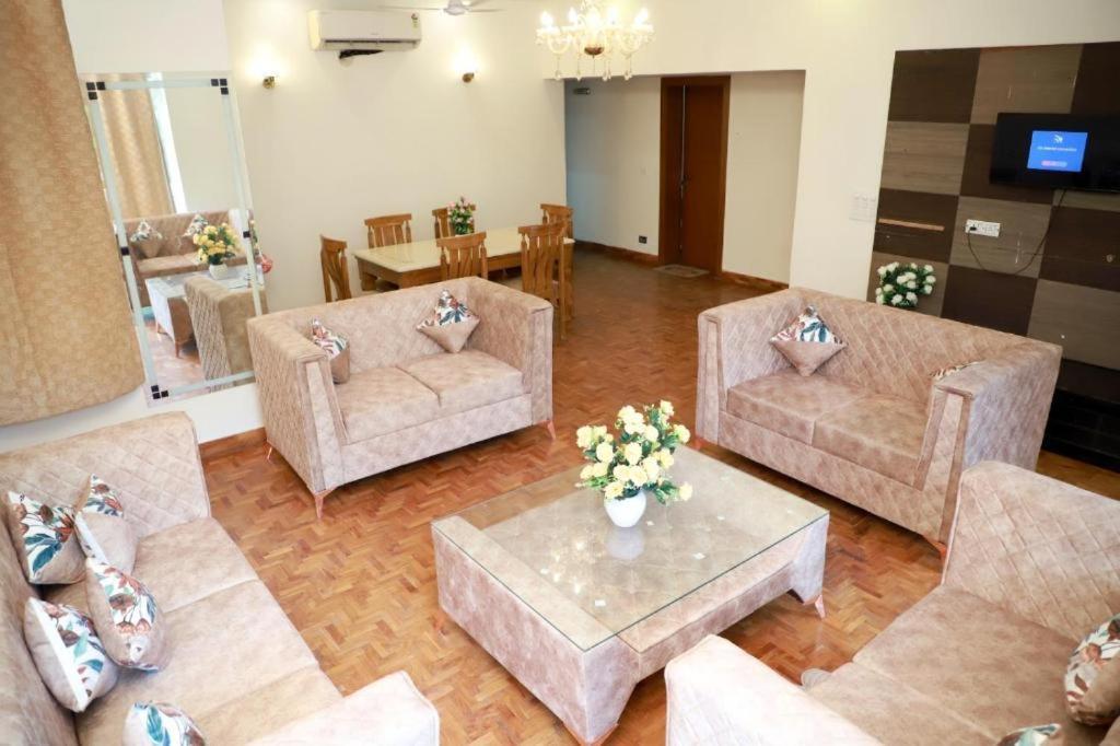 Divine India Service 2bhk 1a Saket New Delhi