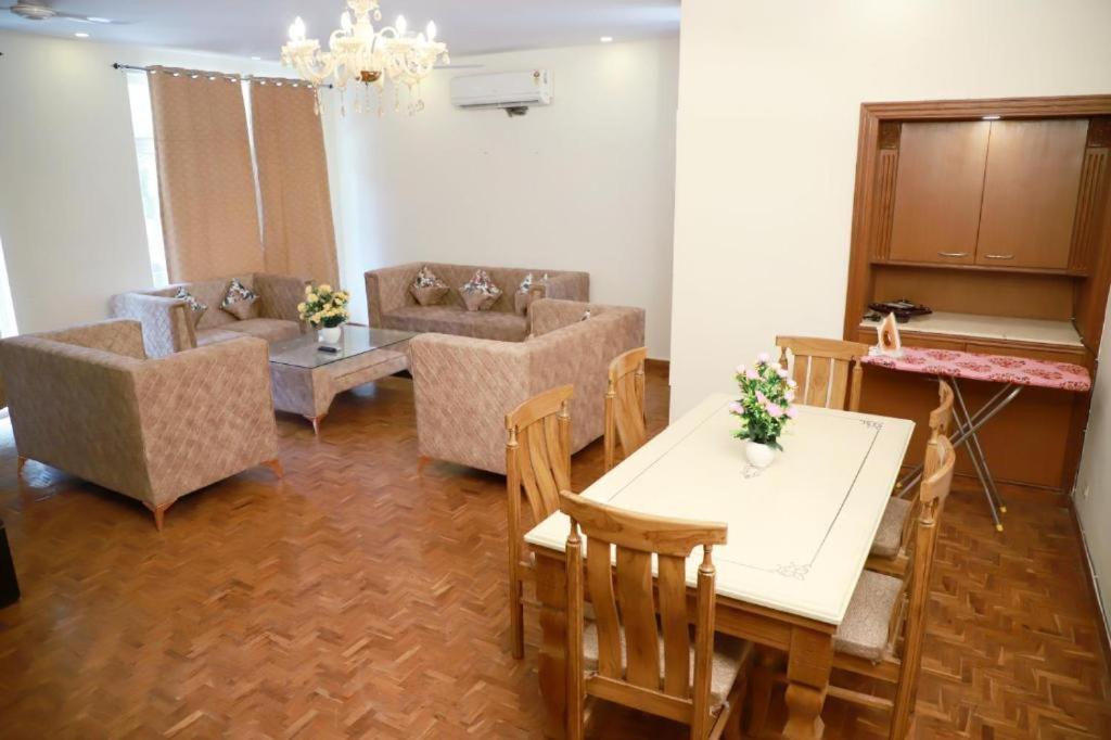 Divine India Service 2bhk 1a Saket * New Delhi